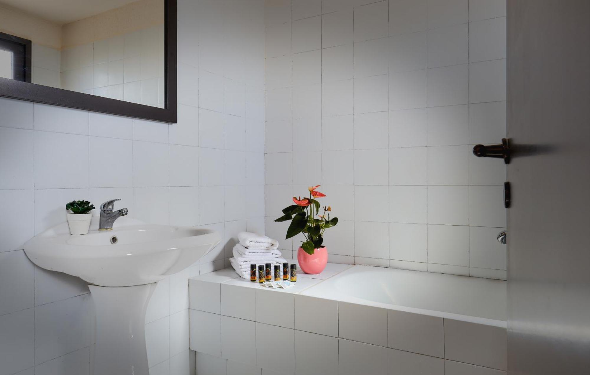 Creteco Hotel & Suites Goúrnes エクステリア 写真