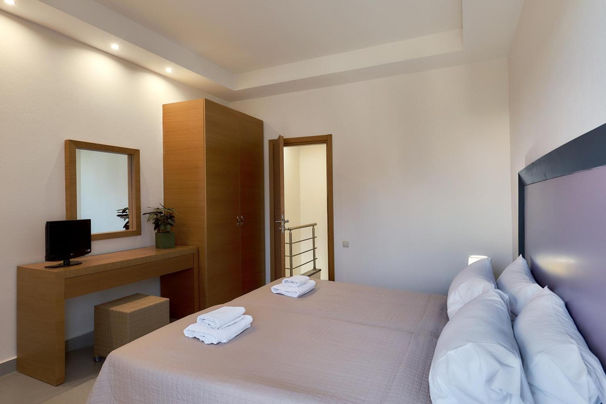 Creteco Hotel & Suites Goúrnes エクステリア 写真
