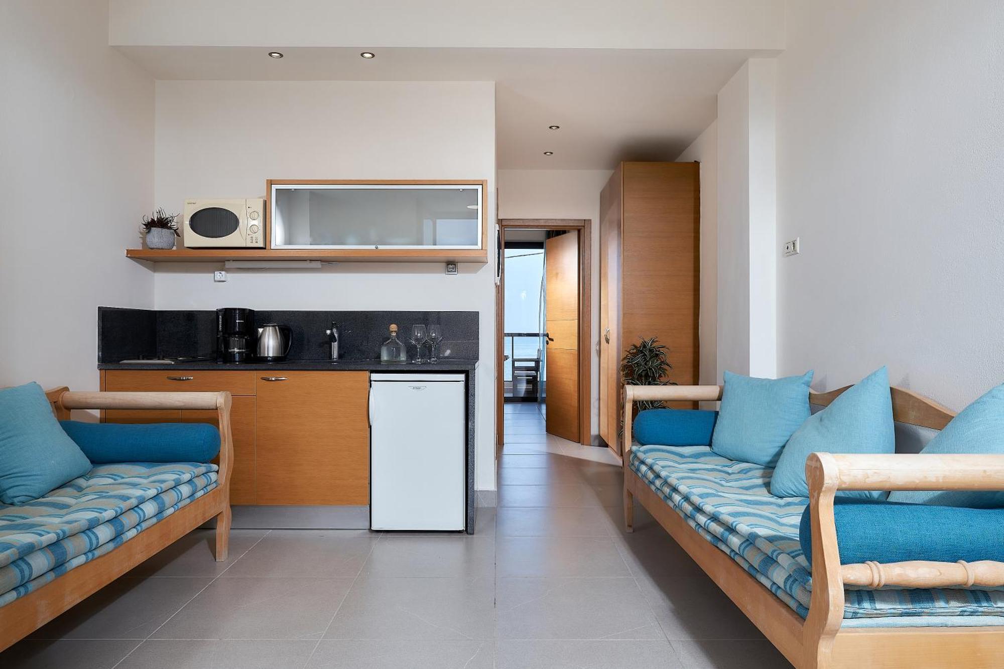 Creteco Hotel & Suites Goúrnes エクステリア 写真